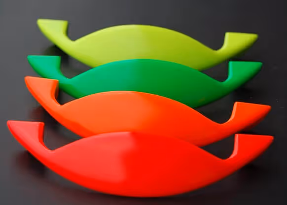 Piezas MOLTENI-VERNICI en verde y rojo, acabados especial con formas onduladas