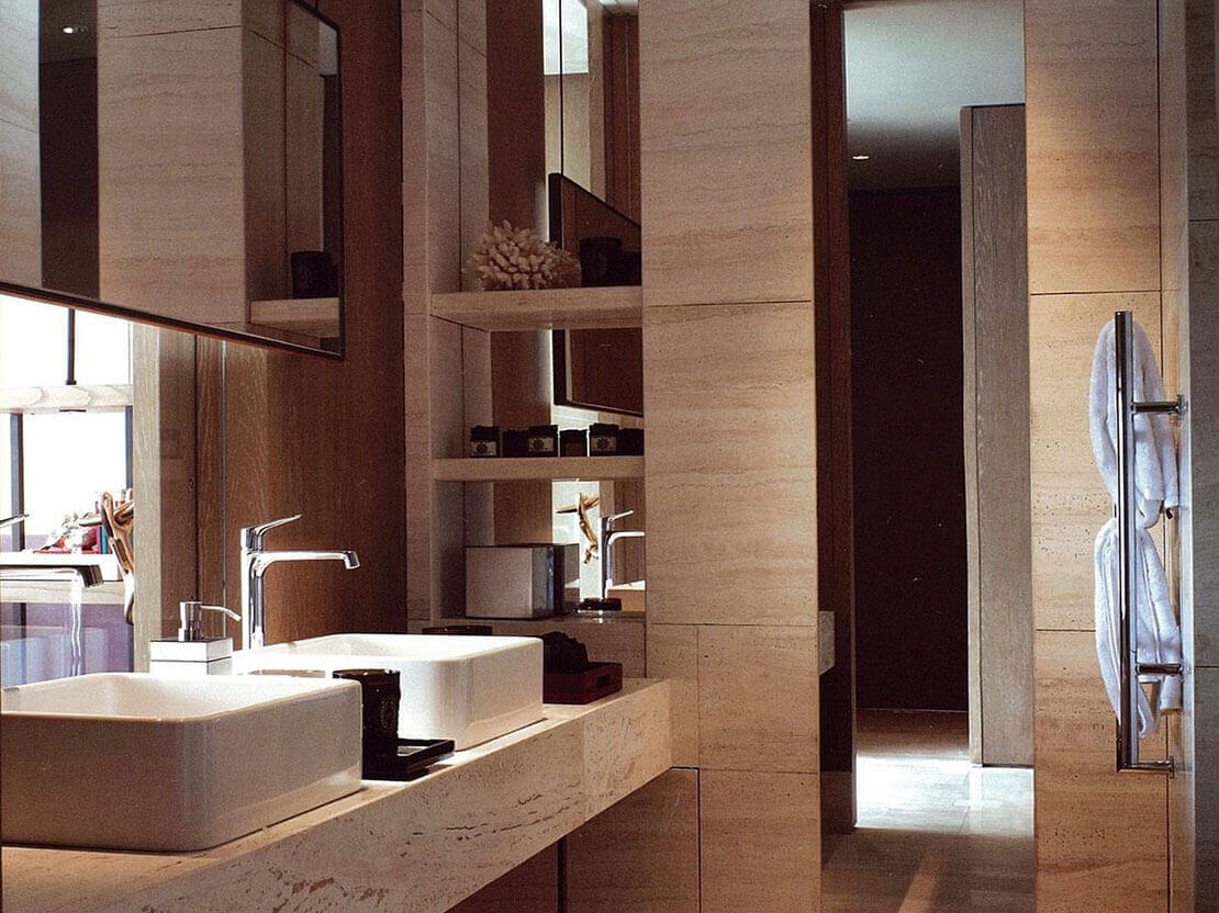 MOLTENI-VERNICI special paint transforms minimalist bathroom with travertine walls