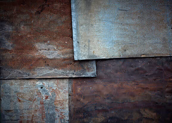 MOLTENI-VERNICI acabados especial: placas metálicas oxidadas con texturas superpuestas