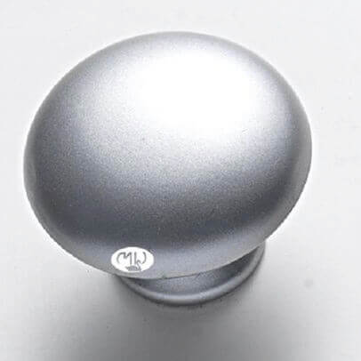 Bouton argenté MOLTENI-VERNICI avec vernis transparent brillant et logo
