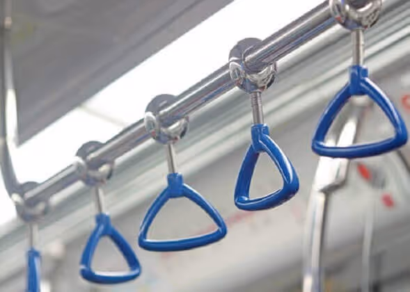 Smalto MOLTENI-VERNICI a effetto: maniglie blu metalliche su binario cromato