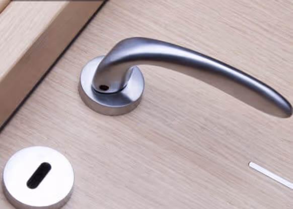 Maniglia in smalto MOLTENI-VERNICI a effetto metallico su porta chiara