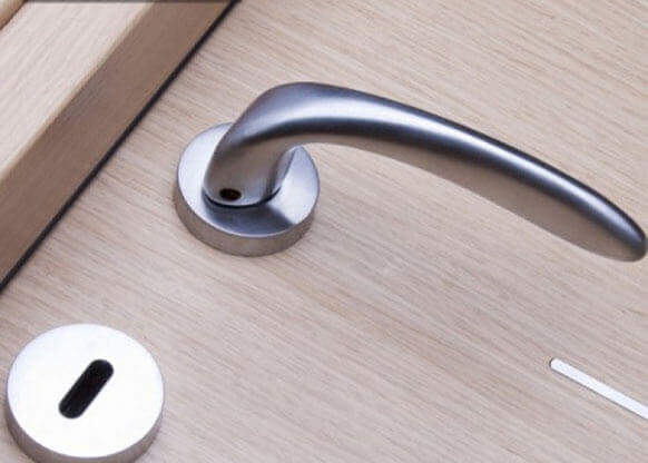 Poignée de porte métallique MOLTENI-VERNICI avec vernis transparent brillant