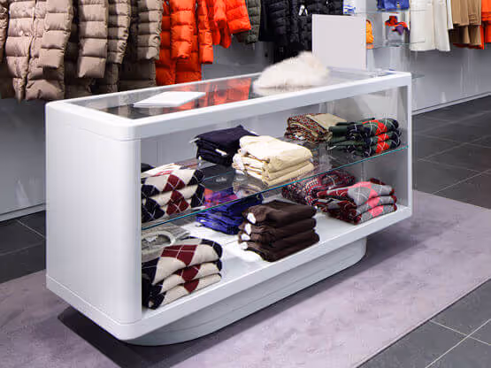 Smalto MOLTENI-VERNICI a effetto: espositore elegante con maglioni colorati in negozio