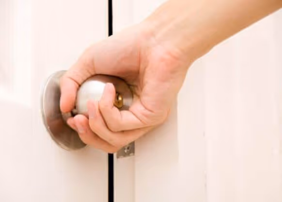 Smalto MOLTENI-VERNICI a effetto, mano che afferra una maniglia rotonda