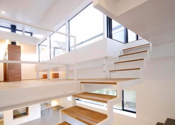 Smalto MOLTENI-VERNICI a effetto: scale minimal in legno e bianco luminoso