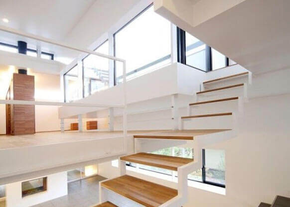 Intérieur moderne MOLTENI-VERNICI avec escalier à effet vernis, à architecture minimaliste