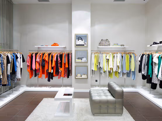 Negozio di moda con smalto MOLTENI-VERNICI, a effetto colori vivaci e moderni