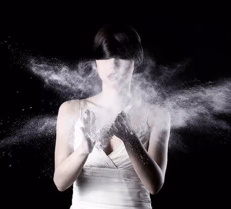 Smalto MOLTENI-VERNICI a effetto: donna in bianco tra nuvole di polvere