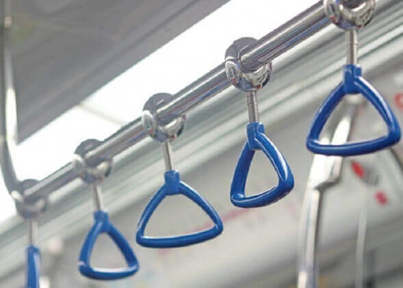 MOLTENI-VERNICI Spezialfarben: Blaue Haltegriffe in modernem öffentlichen Verkehrsmittel