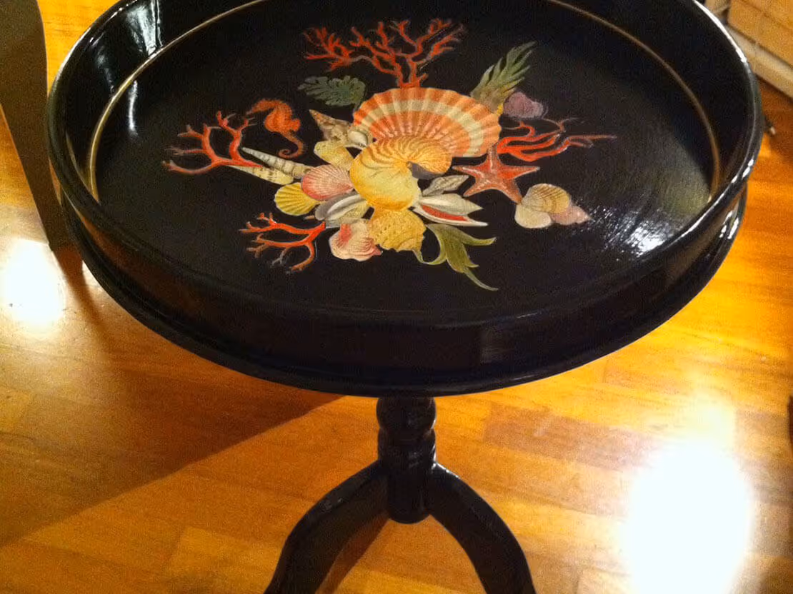 MOLTENI-VERNICI Speziallacke: Schwarzer Tisch mit Meeresfrüchte-Lackmalerei