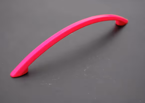 Smalto MOLTENI-VERNICI a effetto maniglia rosa vibrante su sfondo grigio