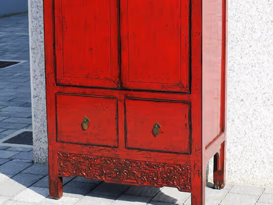 Roter antiker Schrank mit MOLTENI-VERNICI Speziallacke, verziert mit Messinggriffen