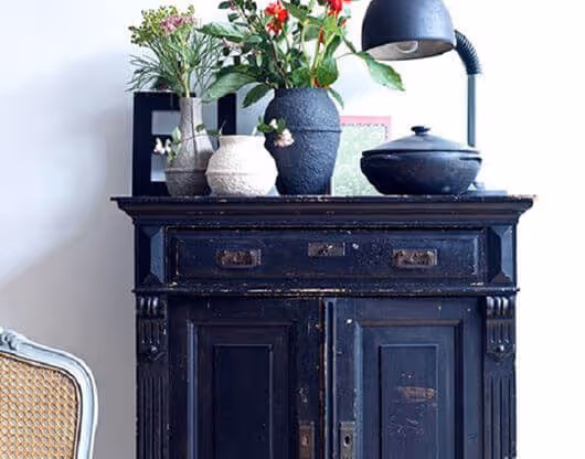MOLTENI-VERNICI Speziallacke schwarzes Vintage-Sideboard mit Blumenvasen und Lampe