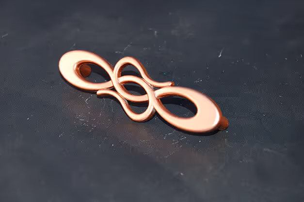 Smalto MOLTENI-VERNICI a effetto lusso: elegante forma di infinito color rame