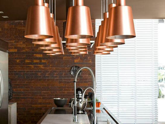 Cuisine moderne avec lampes suspendues cuivrées MOLTENI-VERNICI, vernis à effet industriel