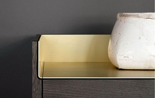 Étagère dorée MOLTENI-VERNICI avec vernis à effet, pot blanc minimaliste