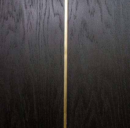 Bois foncé MOLTENI-VERNICI avec ligne verticale dorée, vernis à effet élégant