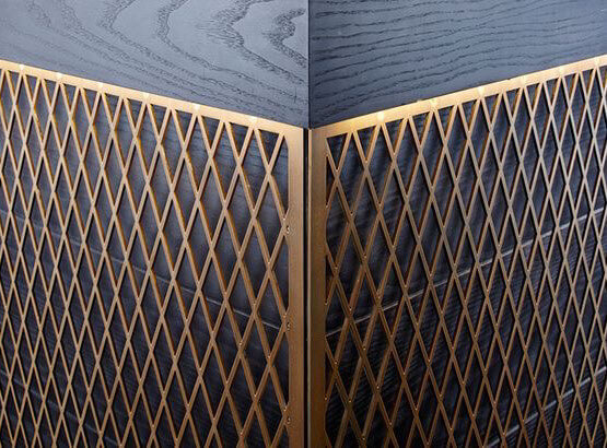 Détail élégant de MOLTENI-VERNICI, vernis à effet sur panneau géométrique bleu