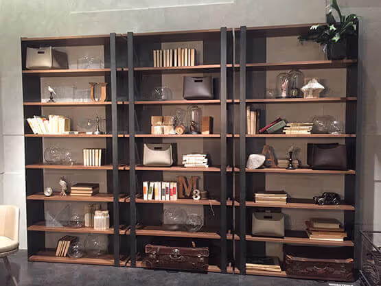 Estanterías elegantes MOLTENI-VERNICI con acabados especiales y decoración minimalista