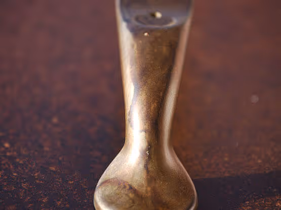 Acabado especial de MOLTENI-VERNICI en superficie metálica bronceada