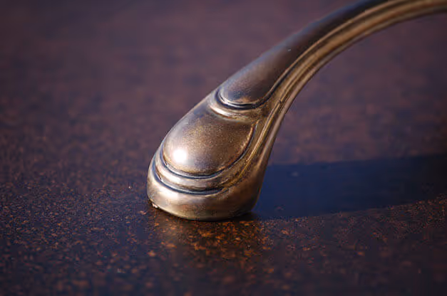 Acabados especial MOLTENI-VERNICI: detalle de mango metálico con textura broncínea