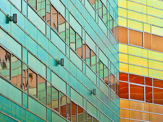 Fachada moderna con acabados especiales MOLTENI-VERNICI en tonos verde y amarillo