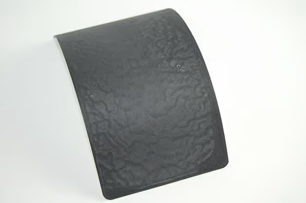 Acabados especial MOLTENI-VERNICI en muestra de textura negra rugosa