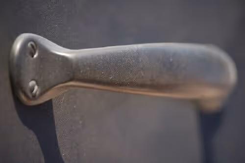 Manija metálica MOLTENI-VERNICI con acabados especial en textura mate