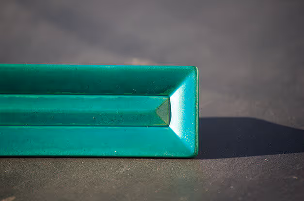 MOLTENI-VERNICI acabados especial: prisma verde metálico con sombra elegante