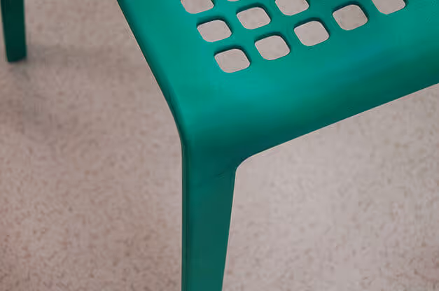 Silla verde esmeralda con acabados especiales de MOLTENI-VERNICI