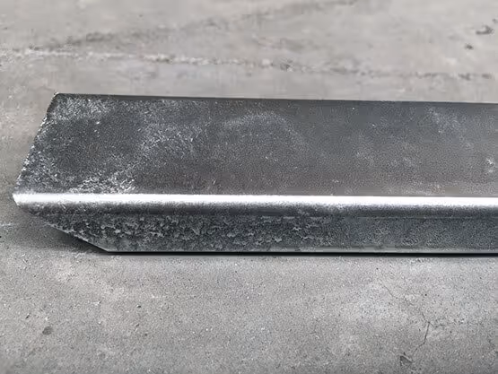 Barra metálica con acabados especiales MOLTENI-VERNICI sobre superficie gris