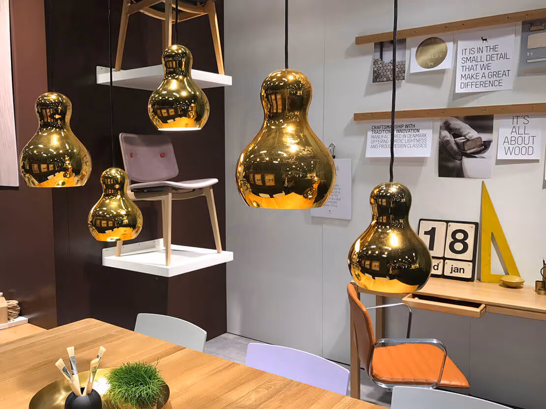 Lampes dorées MOLTENI-VERNICI, peintures spéciales exposées dans un décor moderne