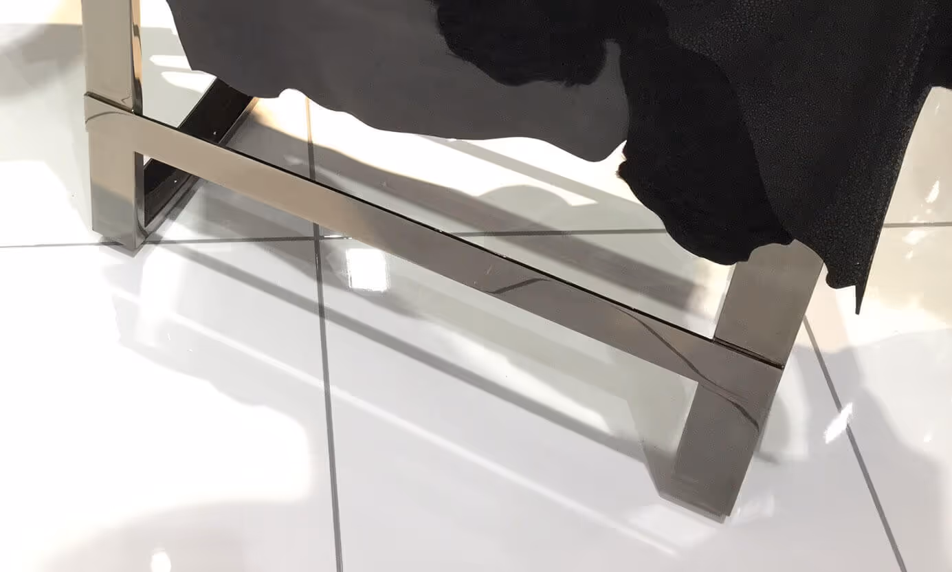 Peintures spéciales MOLTENI-VERNICI sur surface en verre avec ombres élégantes