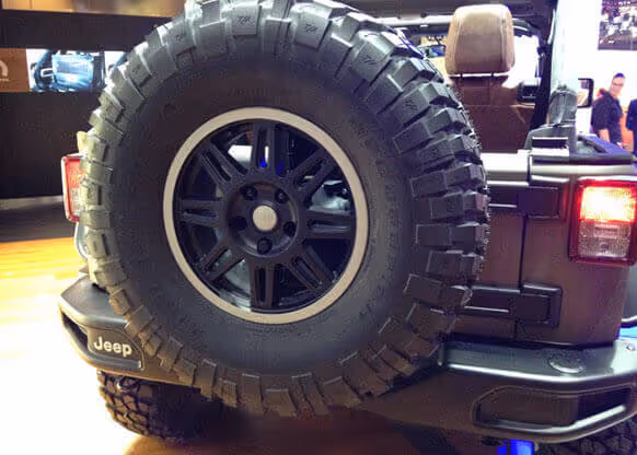 Robuster Jeep-Reifen mit MOLTENI-VERNICI Speziallacke Hintergrund