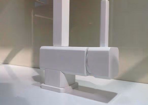 MOLTENI-VERNICI Speziallacke: Weiße geometrische Formen mit sanften Schatten