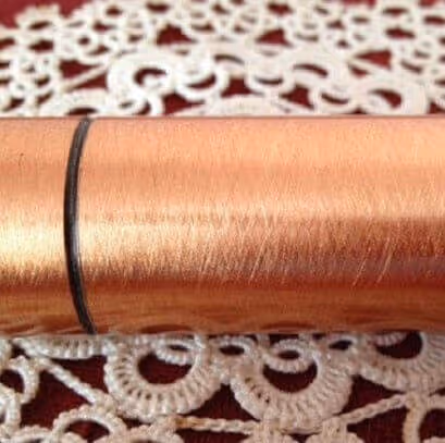 Tubo metallico con effetto rame su pizzo MOLTENI-VERNICI elegante dettaglio