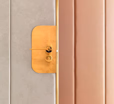 Dettaglio di serratura dorata con effetto rame by MOLTENI-VERNICI