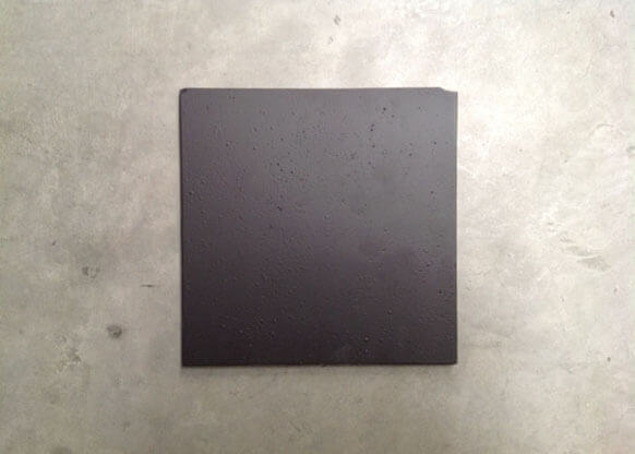 Échantillon de vernis spéciales Molteni-Vernici sur fond béton texturé