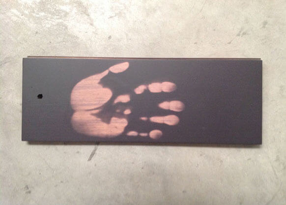 Empreinte thermique sur panneau Molteni-Vernici, vernis spéciales démontrant la réactivité