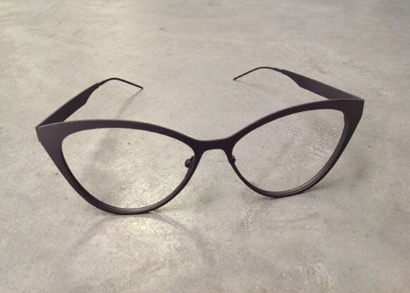 Lunettes élégantes Molteni-Vernici avec vernis spéciaux sur fond gris