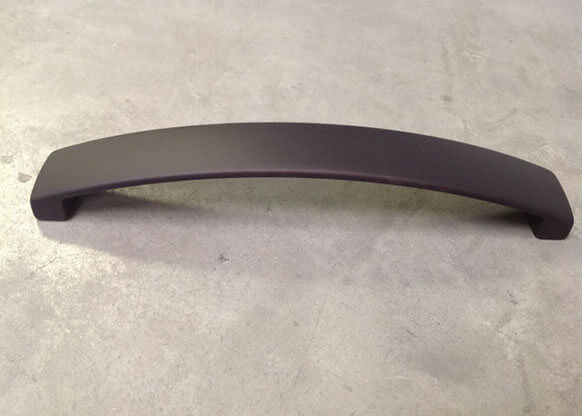 Poignée arquée noir mat, finition Molteni-Vernici, design moderne et élégant