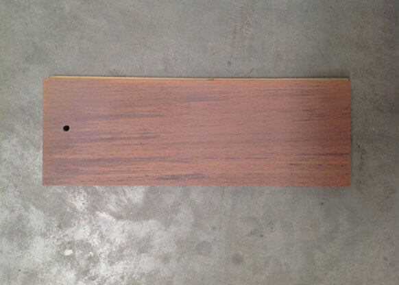 Échantillon de bois traité avec les vernis spéciaux Molteni-Vernici