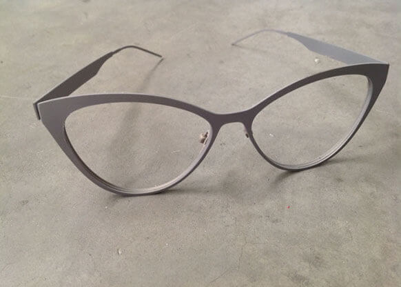 Lunettes élégantes Molteni-Vernici avec vernis spéciaux sur fond gris