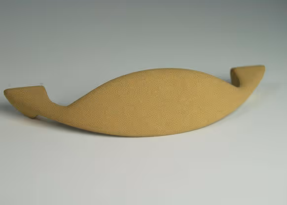 Poisson stylisé en céramique beige, finition Molteni-Vernici, design minimaliste