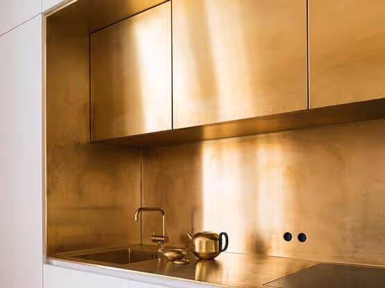 MOLTENI-VERNICI Goldene Küche mit minimalistischem Design, "Speziallacke" Oberfläche