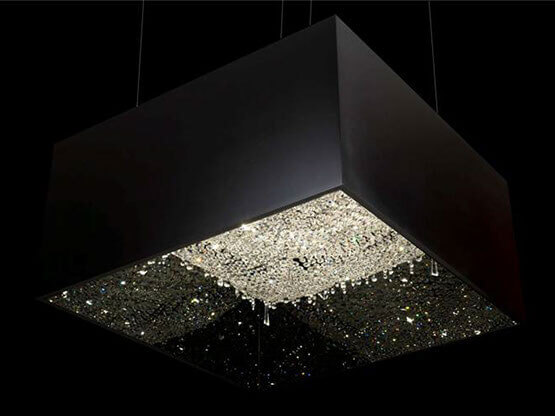 MOLTENI-VERNICI, Speziallacke: Glamouröse Kristall-Deckenleuchte im Dunkeln