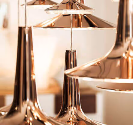 Peintures spéciales MOLTENI-VERNICI avec des lampes élégantes en cuivre brillant