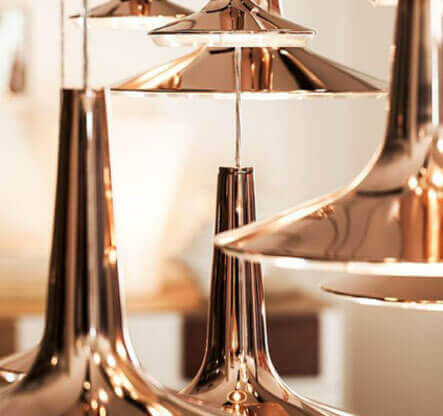Peintures spéciales MOLTENI-VERNICI avec des lampes élégantes en cuivre brillant
