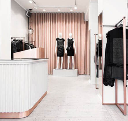 Boutique élégante MOLTENI-VERNICI aux peintures spéciales, design minimaliste rose